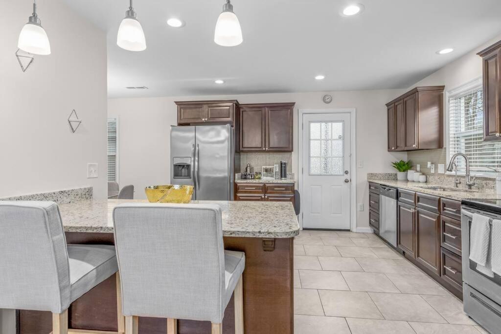 Family Style 5Br Home Mins From Buckroe Beach Хамптън Екстериор снимка