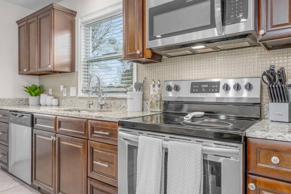 Family Style 5Br Home Mins From Buckroe Beach Хамптън Екстериор снимка